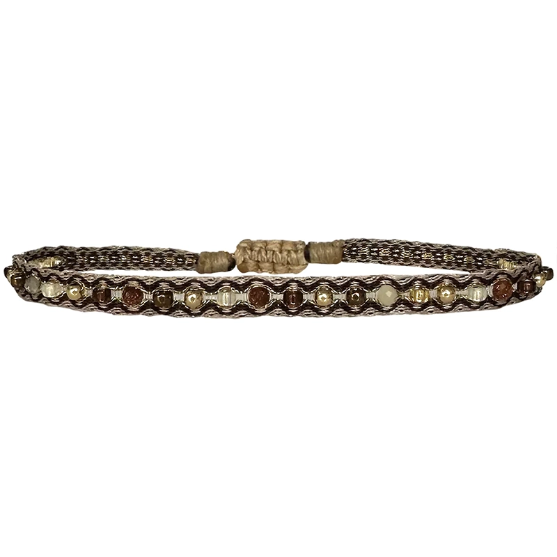 Lima armband van LeJu London in bruine kleuren met bruine, créme en gouden kraaltjes.